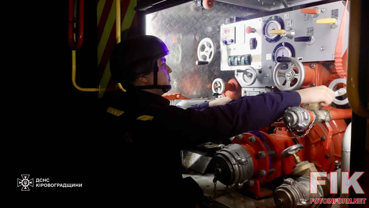 Наслідки нічного обстрілу Кіровоградщини: рятувальники ДСНС ліквідують пожежу в пошкодженому житловому будинку у Новоукраїнському районі.