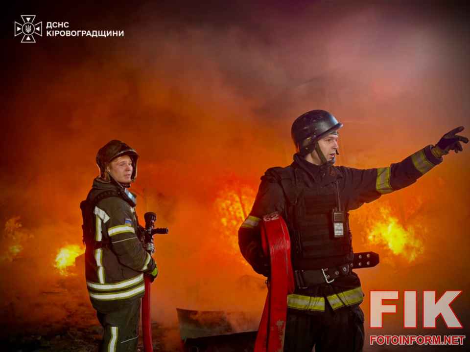 Наслідки ворожого обстрілу на Кіровоградщині — ДСНС ліквідувала пожежу