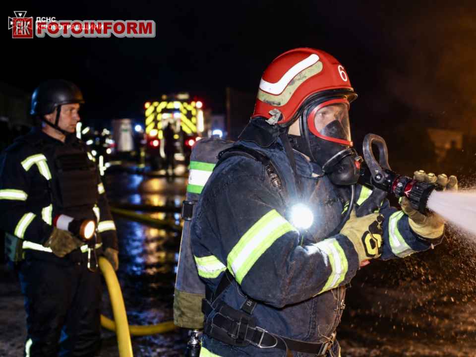 Ліквідація наслідків ворожої атаки дронів на об'єкт інфраструктури у Кропивницькому районі рятувальниками ДСНС