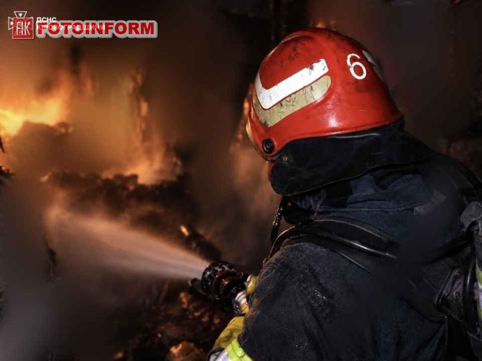 Ліквідація наслідків ворожої атаки дронів на об'єкт інфраструктури у Кропивницькому районі рятувальниками ДСНС