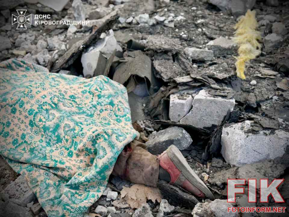 Наслідки ворожого обстрілу на Кіровоградщині — ДСНС ліквідувала пожежу