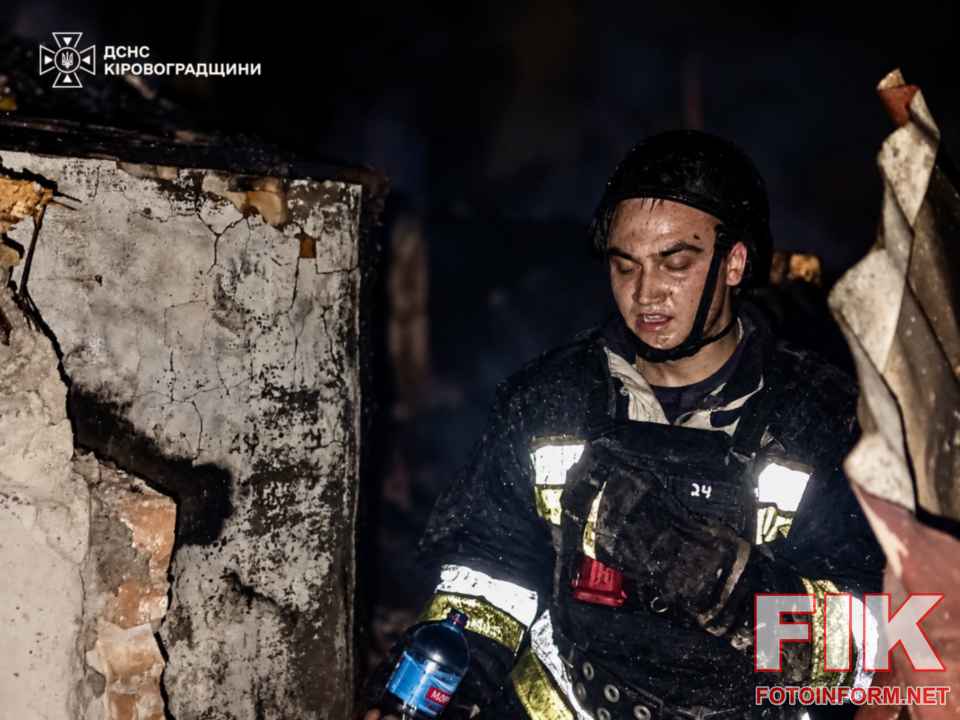 Рятувальники ДСНС гасять пожежу після обстрілу у Новоукраїнському районі Кіровоградщини