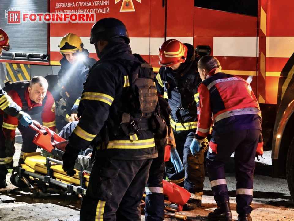 Ліквідація наслідків ворожої атаки дронів на об'єкт інфраструктури у Кропивницькому районі рятувальниками ДСНС