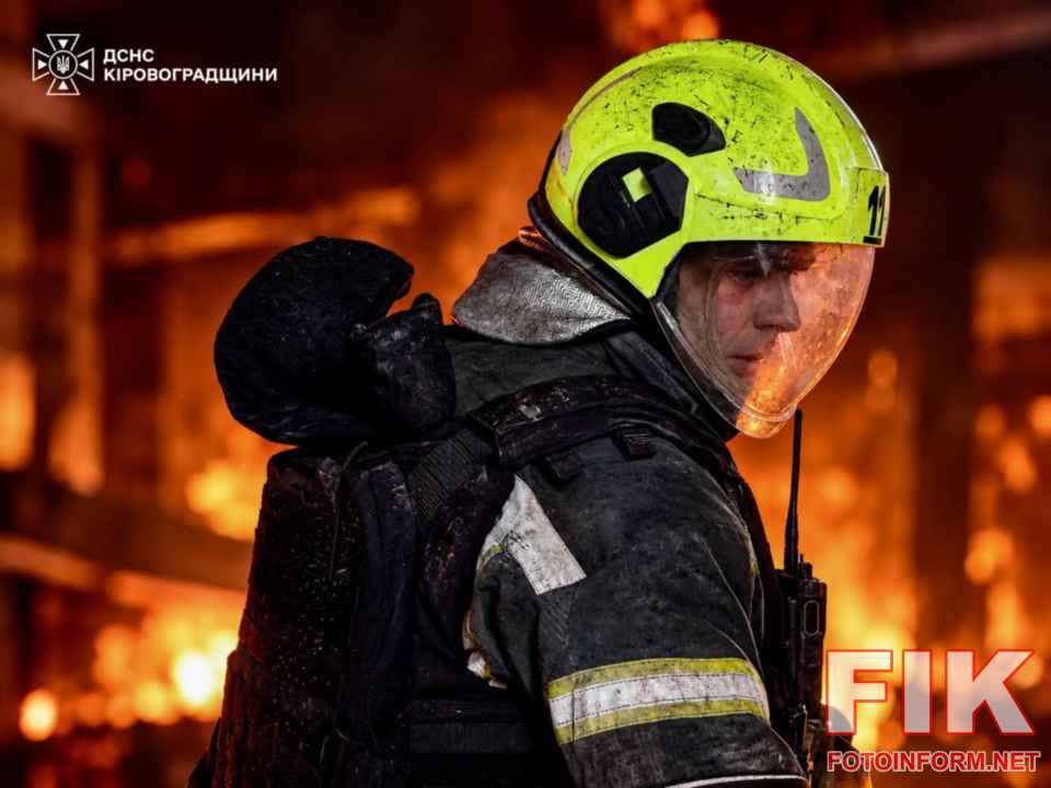 Наслідки ворожого обстрілу на Кіровоградщині — ДСНС ліквідувала пожежу