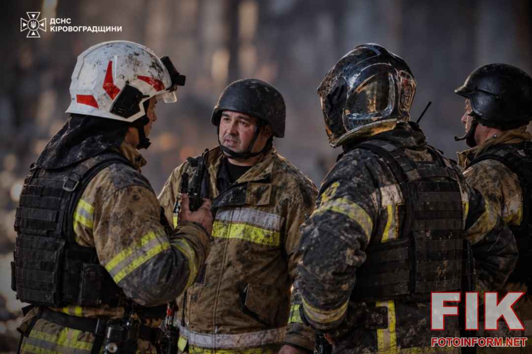 Наслідки ворожого обстрілу на Кіровоградщині — ДСНС ліквідувала пожежу