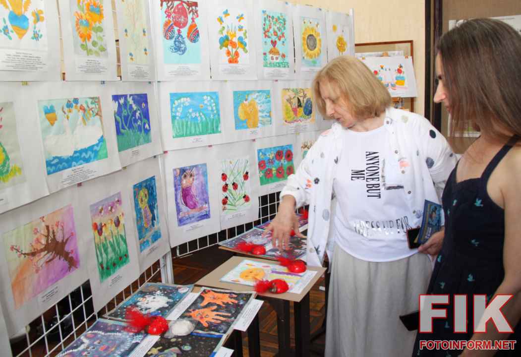 Експозиція дитячих малюнків гуашшю та долоньками на виставці у художньо-меморіальному музеї Олександра Осмьоркіна., фото Ігоря Філіпенка