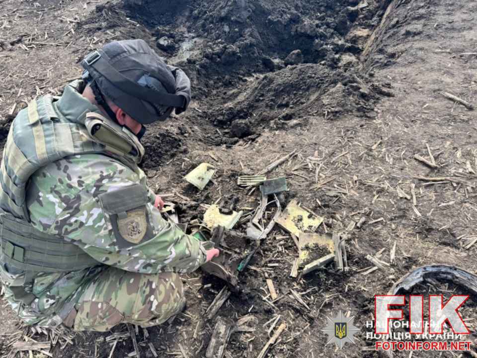 Поліцейські вибухотехніки на Кіровоградщині оглядають нерозірвану бойову частину крилатої ракети у полі