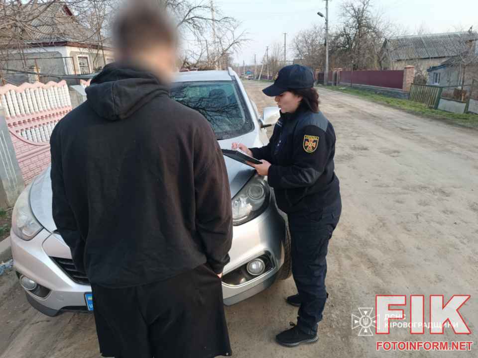 Офіцер-рятувальник громади проводить роз'яснювальну роботу з місцевим жителем щодо заборони спалювання сухостою"