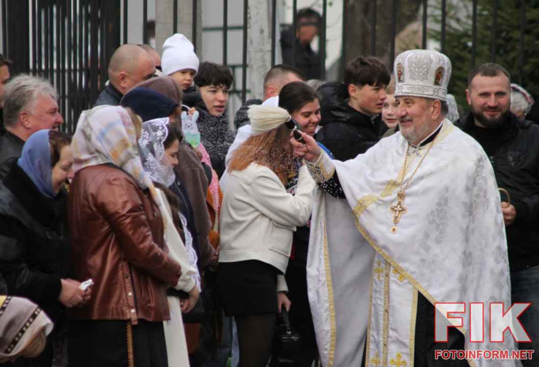 Віряни у Кропивницькому вишикувалися на подвір'ї храму для освячення великодніх кошиків 12 квітня"