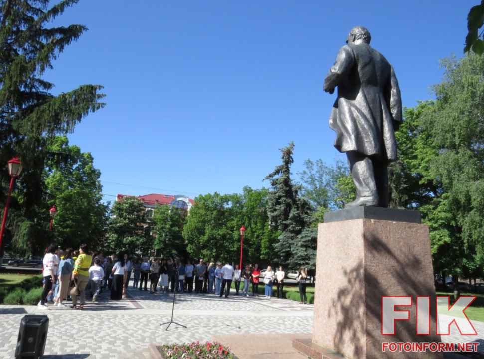 Жителі Кропивницького зібралися біля пам'ятника Тарасу Шевченку, травень 2026 року
