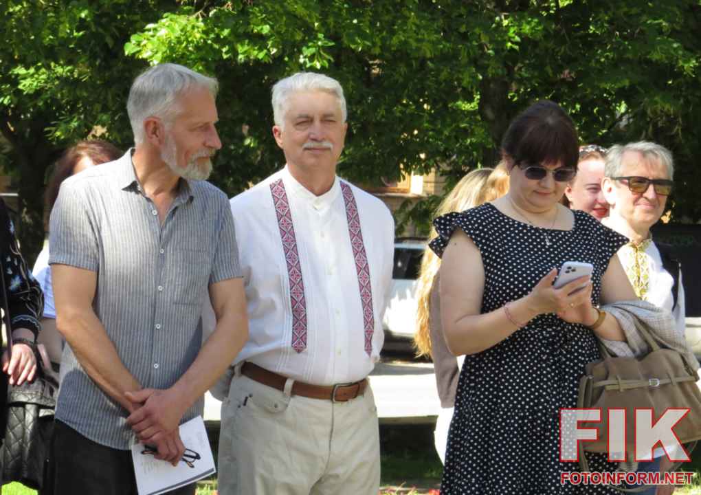 Жителі Кропивницького зібралися біля пам'ятника Тарасу Шевченку, травень 2026 року