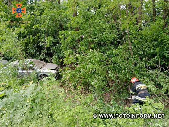 На Кіровоградщині автівка злетіла у кювет, є постраждала