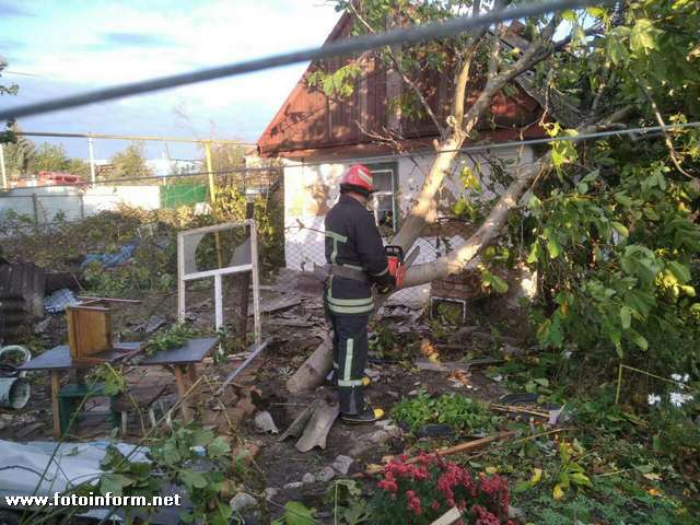 У Кропивницькому містянам продовжують надавати допомогу з ліквідації наслідків негоди