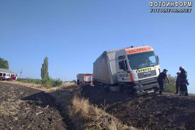 На Кіровоградщині вантажівка злетіла у кювет