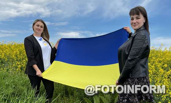 Волонтерок благодійного фонду «Прихисток» із Новоукраїнського району Тетяну Босько та Віталію Панкул голова обласної ради Сергій Шульга відзначив почесними грамотами.