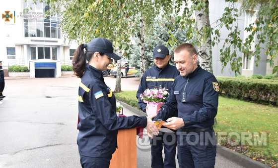 16 вересня з нагоди Дня рятівника в Головному управлінні ДСНС у Кіровоградській області та підпорядкованих підрозділах відбулись заходи. Цього року рятувальники не святкують, вони, в першу чергу, вшановують подвиг своїх колег, які боронять нашу землю, тих, хто загинув при виконанні службового обов’язку, а також ветеранів системи ДСНС.
