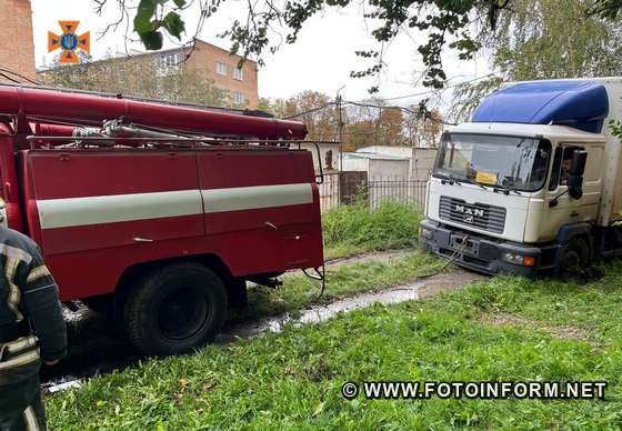 Минулої доби двічі знадобилась допомога водіям, чиї автівки опинились у безвиході на дорогах: у Знам’янці та Кропивницькому бійці місцевих підрозділів відбуксирували вантажівки, що забуксували на складних ділянках доріг.