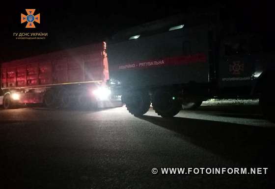 Минулої доби двічі знадобилась допомога водіям, чиї автівки опинились у безвиході на дорогах: у Знам’янці та Кропивницькому бійці місцевих підрозділів відбуксирували вантажівки, що забуксували на складних ділянках доріг.