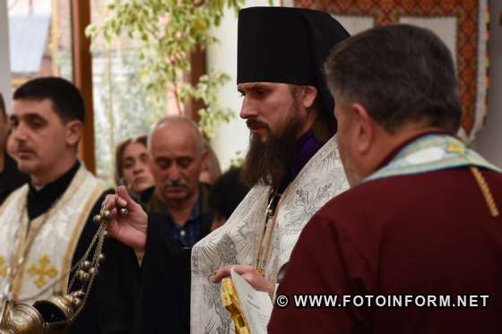Єпископ Кропивницький і Голованівський Православної церкви України Марк та представники духовенства ПЦУ провели панахиду за загиблими воїнами України.