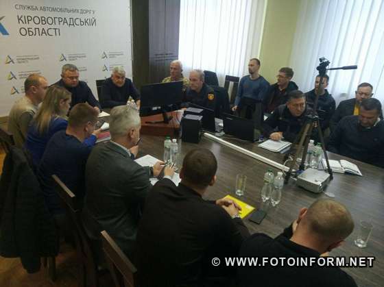 Дорожники спільно з військовими адміністраціями, рятувальниками та поліцейськими, а також іншими підрозділами, задіяними в утриманні дорожньої мережі в осінньо-зимовий період зібралися разом, аби взимку не допустити транспортного колапсу на дорожній мережі.
