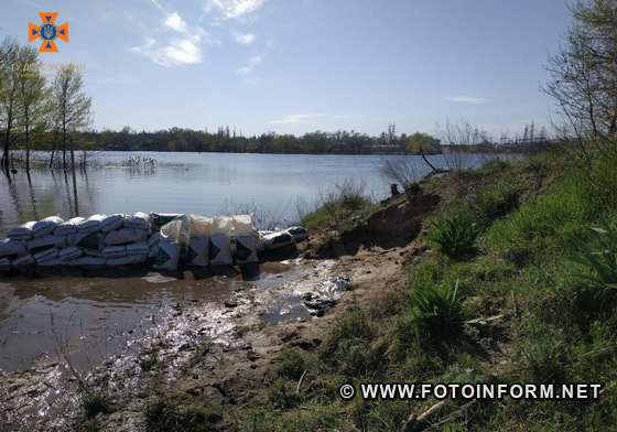 Барикади з мішків та затоплені городи: на Кіровоградщині рятуються від підтоплення