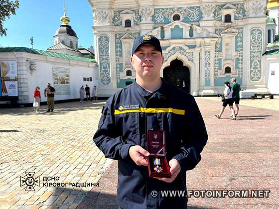 Зеленський нагородив рятувальника ДСНС Кіровоградщини орденом «За мужність» (ФОТО)