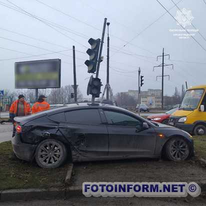 У Кропивницькому водій спричинив ДТП, проїхавши на заборонений сигнал світлофора (ФОТО)