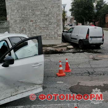 У Кропивницькому на перетині вулиць Покровської та Михайлівської зіткнулися два автомобілі (ФОТО)