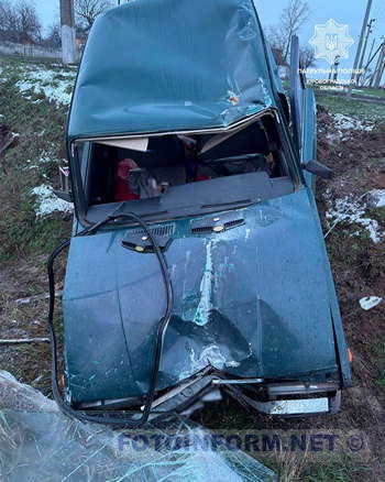На Кіровоградщині автівка в'їхала в стовп (ФОТО)