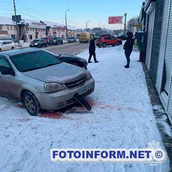 У Кропивницькому жінка на Chevrolet в'їхала у припарковану автівку (ФОТО)