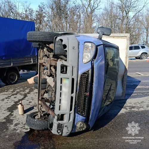 На Кіровоградщині порушення правил обгону призвело до перекидання вантажівки (фото)