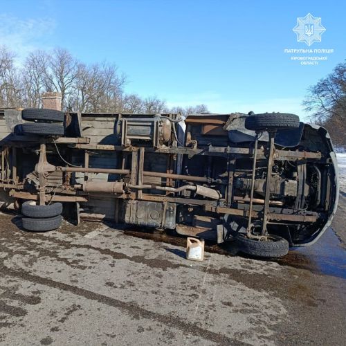 На Кіровоградщині порушення правил обгону призвело до перекидання вантажівки (фото)