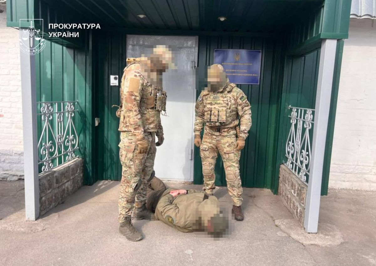 Співробітники ДБР та СБУ проводять обшуки та затримання учасників схеми постачання наркотиків до виправної установи на Кіровоградщині