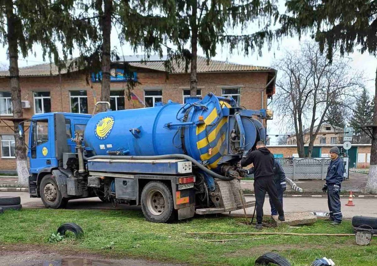 Ремонтна бригада ОКВП Дніпро-Кіровоград проводить ремонтні роботи на водогоні у Кропивницькому 1 квітня.