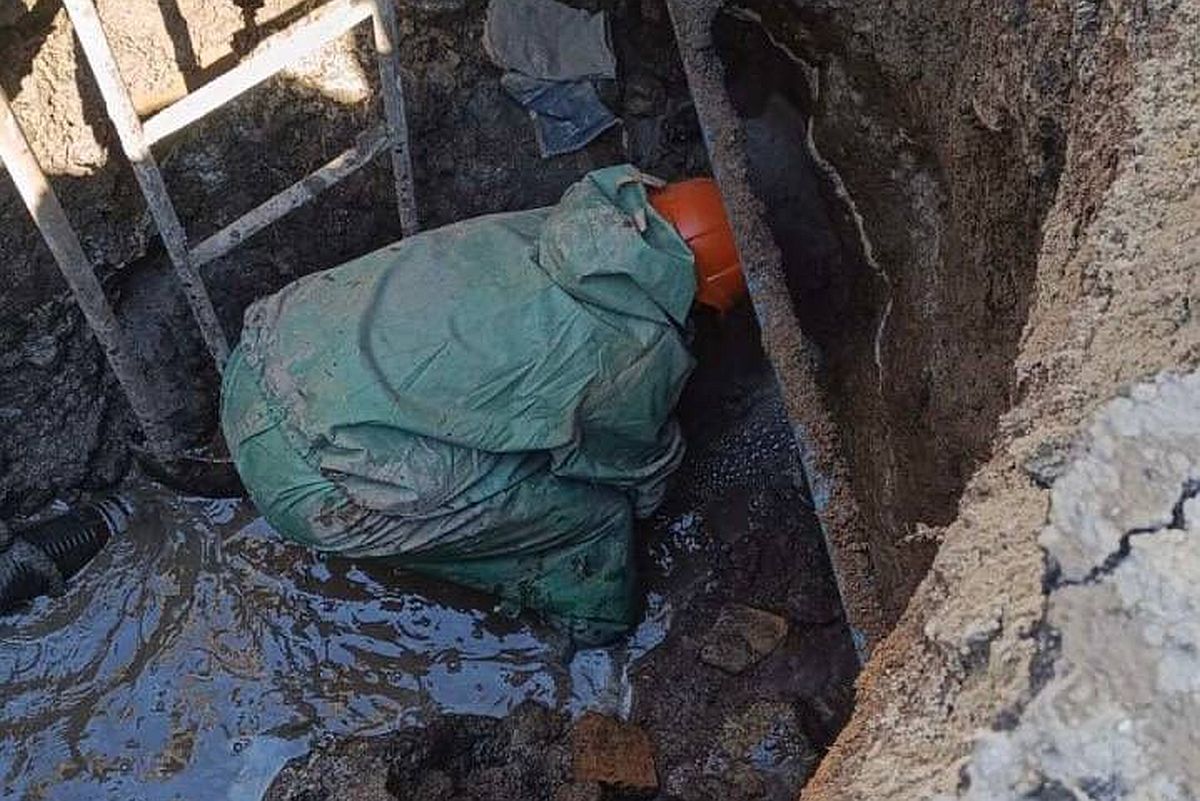 аварійна бригада ОКВП Дніпро-Кіровоград проводить ремонтні роботи на водогоні у Кропивницькому