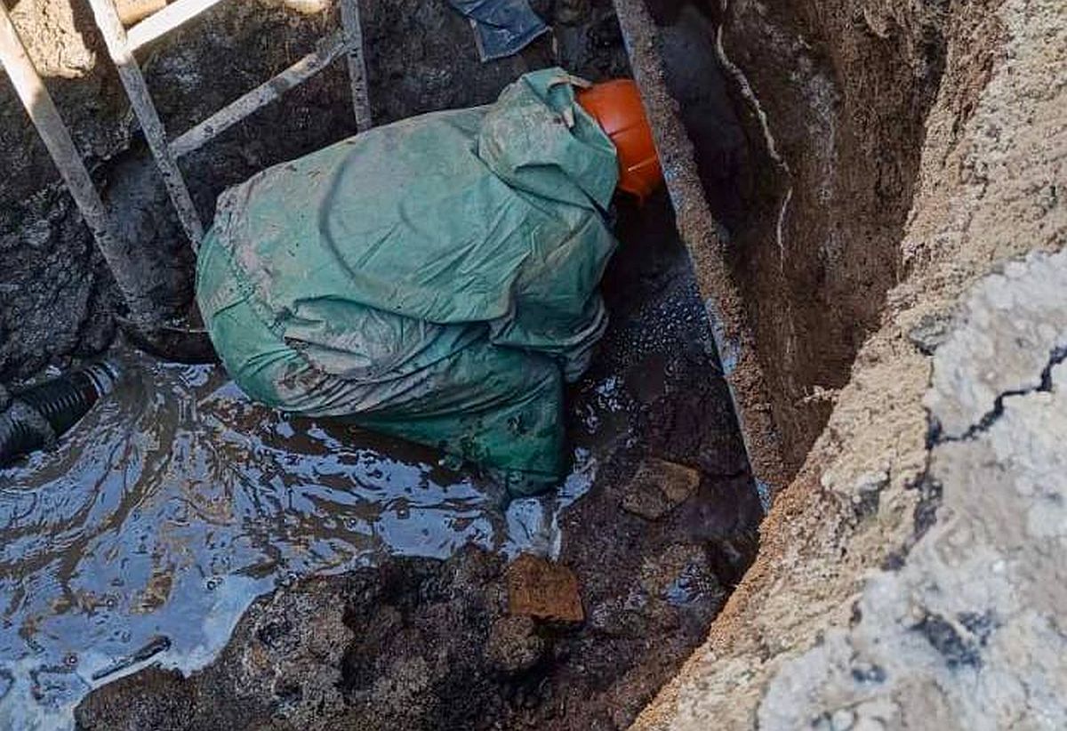 Спеціалісти водоканалу ОКВП Дніпро-Кіровоград проводять ремонтні роботи на водопровідній мережі у Кропивницькому.