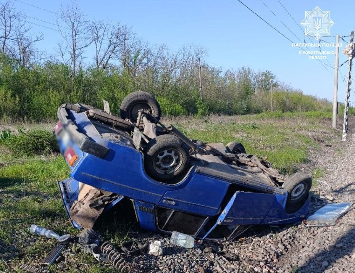 Перекинутий автомобіль ВАЗ 2106 на узбіччі траси М-30 неподалік Кропивницького після ДТП.