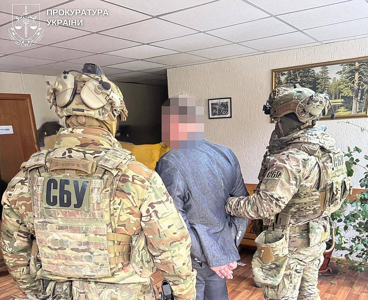 Обшуки ДБР у кабінеті голови лікарської комісії на Кіровоградщині, вилучені пачки грошей у валюті на столі під час затримання медиків за продаж інвалідності.