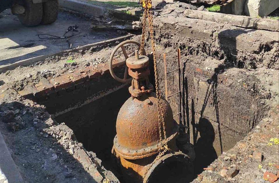 Аварійна бригада ОКВП Дніпро Кіровоград проводить ремонтні роботи на водогоні у Кропивницькому.