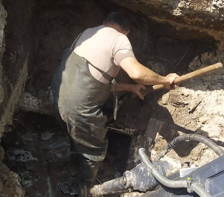 Працівники водоканалу ОКВП Дніпро-Кіровоград проводять аварійно-ремонтні роботи на водогоні у Кропивницькому.
