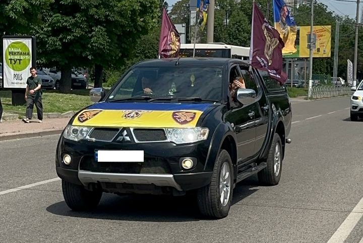 Автопробіг пам'яті Серце пам'ятає Героїв на вулицях Кропивницького колона автомобілів з державними прапорами України