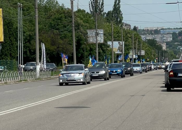 Автопробіг пам'яті Серце пам'ятає Героїв на вулицях Кропивницького колона автомобілів з державними прапорами України