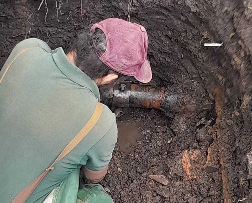 Працівники ОКВП Дніпро-Кіровоград ліквідовують витік води та проводять ремонтні роботи на водогоні у Кропивницькому.