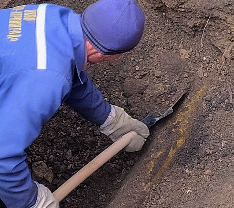 Працівники водоканалу ліквідують витік води на вулиці у Кропивницькому 3 червня