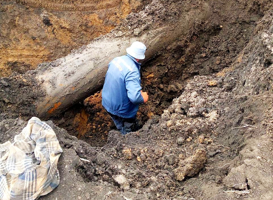 Аварійна бригада ОКВП Дніпро-Кіровоград проводить ремонт водопроводу 21 червня