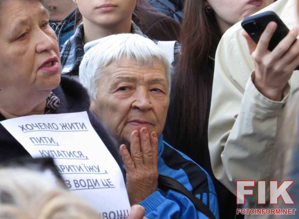 Мешканці мікрорайону Велика Балка на мітингу під міською радою Кропивницького вимагають відновлення водопостачання , фото Ігоря Філіпенка