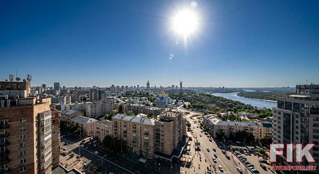 Сонце в чистому безхмарному небі над містом під час аномальної спеки