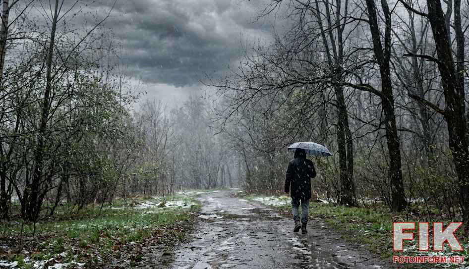 Прогноз погоди в Україні 9 квітня: хмарне небо, дощ із мокрим снігом на фоні весняних дерев