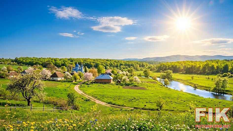 Сонячна весняна погода в Україні, промені сонця на тлі блакитного неба