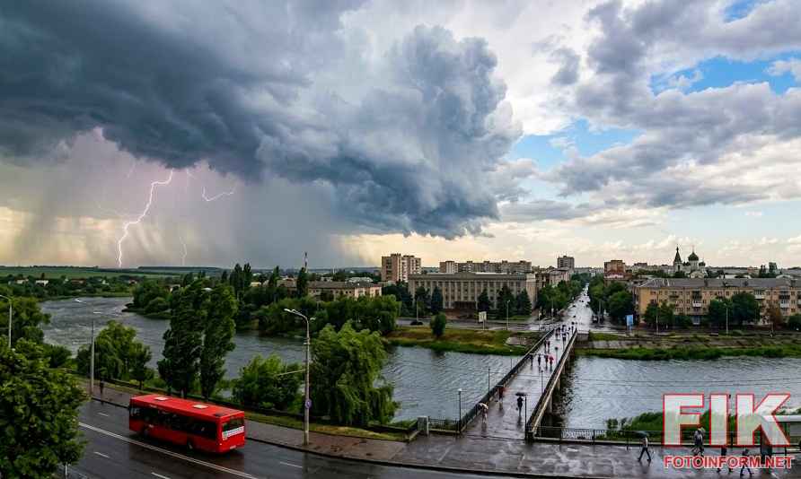 В Україну йде холодний атмосферний фронт: де чекати гроз та шквалів